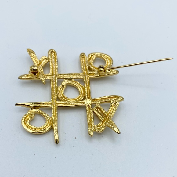 Tic Tac Toe Game Whimsical Gold Tone Fun Brooch Pin - Picture 4 of 9